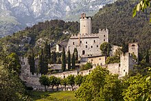 Il Castello di Avio in Trentino visto dall'alto in una giornata di sole