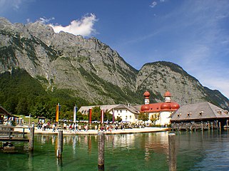 St. Bartholomä mit Bootsanleger vom Schiff aus gesehen