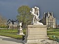 Le Bon Samaritain, sculpture de François-Léon Sicard (1896) et l'araignée de Louise Bourgeois aux Tuileries.