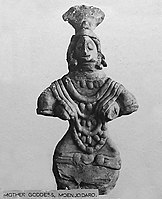 تمثال الإلهة الأم يرتدي قلادة مزخرفة.