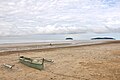 Pantai Tanjung Aru pada waktu pagi yang agak berawan.