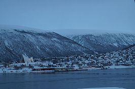 Blik op Tromsdalen in de winter rond de middag, links Ishavskatedralen