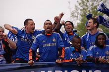 Les joueurs de Chelsea, au deuxième étage d'un bus à toit ouvrant, célébrant leur victoire en Ligue des champions
