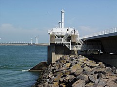 Deltawerke-Oosterschelde-Sturmflutwehr Pfeiler Nordseeseite.jpg