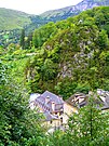 La Butte au Trésor, sormontata da un chiosco, strabiomba sulla sorgente termale souece vieille