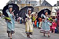 La reine des Fleurs d'Ajonc 2014 et ses demoiselles d'honneur défilant à la Fête des Brodeuses de Pont-l'Abbé 1