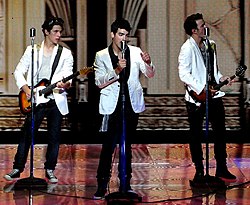 A Jonas Brothers 2010-ben (balról jobbra: Nick Jonas, Joe Jonas, Kevin Jonas)