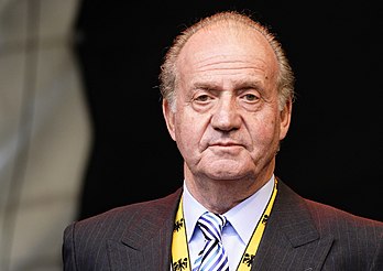 Juan Carlos Ier, roi d'Espagne. Photo prise lors de la remise du prix Charlemagne de la ville d'Aix-la-Chapelle en 2007. Le ruban jaune orné d'aigles noirs porte la médaille correspondant à ce prix, qui lui a été remis en 1982. (définition réelle 2 121 × 1 500)