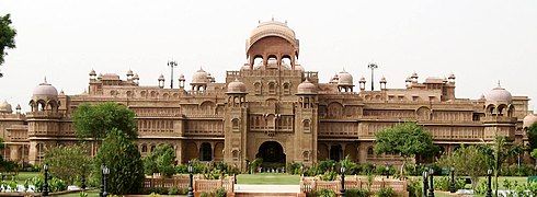 Palacio Laxmi Niwas, fue construido en estilo indo-sarraceno, encargado por el Maharaja del estado de Bikaner