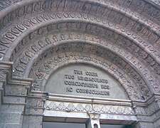 Tímpano de la catedral de Manila en Intramuros, Filipinas