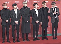 Monsta X pada 2019 Kiri ke kanan: Jooheon, I.M, Hyungwon, Kihyun, Shownu dan Minhyuk