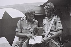 Velitel izraelského letectva Mordechaj Hod (vlevo)