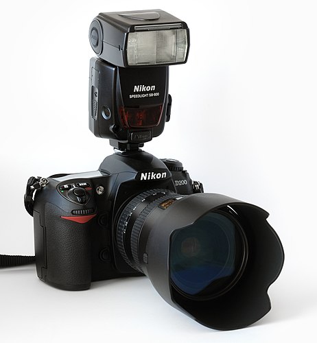 Фотоаппарат Nikon D200 с объективом Nikon 17-55 mm / 2,8 G AF-S DX IF-ED и вспышкой Nikon SB-800.