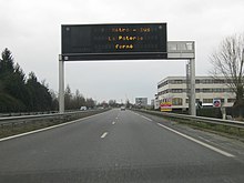 Panneau à messages variables sur la RD163 avec le message P Métro-Bus La Poterie fermé.