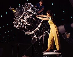 Exercice aux détails d'installation d'un moteur Pratt & Whitney R-1830 Twin Wasp pour un Douglas C-47 Skytrain, dans l'usine de la Douglas Aircraft Company à Long Beach (Californie), en octobre 1942. (définition réelle 8 266 × 6 508)