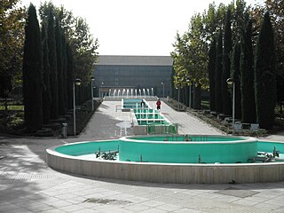 Fuente y rampa hacia la Bilioteca Municipal en el Parque de Gasset