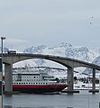 Sortlandin mantereeseen yhdistävä silta ja sen alittava Hurtigruten-laiva.