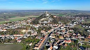 Südwestansicht von Staatz mit der weithin sichtbaren rund 100 m hohen Kalkklippe