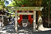 Un inusual kaku-torii (角鳥居, 'kaku-torii'? lit. torii cuadrado) en Sumiyoshi Taisha: el nuki no sobresale y todos los miembros son cuadrados en la sección