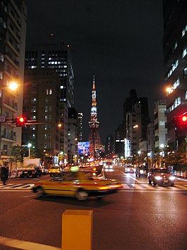 Nationale weg 1 loopt door Shiba in de richting van de Tokiotoren