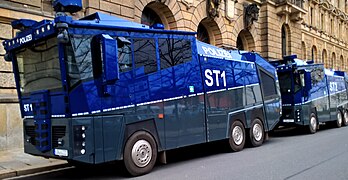 Wasserwerfer der Polizei ST1 und ST2 - Sachsen-Anhalt - Einsatzraum Dresden - vor dem Polizeirevier Dresden Schießgasse