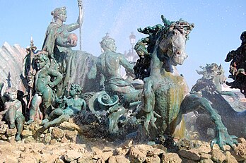 La place des Quinconces à Bordeaux : détail de la fontaine située au pied du monument aux Girondins. (définition réelle 3 000 × 2 000)