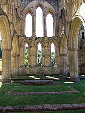Photogréphie des ruines d'un chœur gothique d'église.