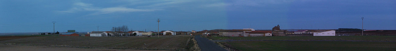 Fotografía panorámica de Aldeaseca d'Alba. Realizada dende la carretera que xune Alba de Tormes con Aldeaseca.