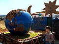 Carroza deseñada con patacas na Festa da pataca de Coristanco de 2005.