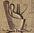 La Doppia Corona (pschent), rossa (deshret) e bianca (hedjet), dell'Alto e del Basso Egitto. Dettaglio d'un rilievo di Horus su un pilone del Tempio di Edfu.