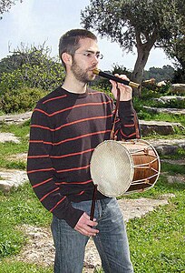 En multaj regionoj de Hispanio estas tradicie ke unusola muzikisto ludas per unu mano fluton kaj per alia tamburon; tiu estas el Majorko.