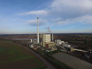 Seitenansicht vom Februar 2016, rechts die Müllverbrennungsanlage