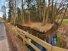 Mehlandsbach mit Zufluss des Platenkampgraben von rechts.jpg