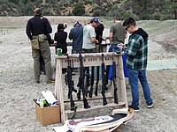 Tiro recreativo em um sábado em Burro Canyon, Arizona, EUA. Nesta faixa, as armas de fogo devem ser mantidas descarregadas no rack, exceto quando estiverem na linha de tiro.