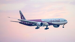 Une livrée de partenariat d'un Boeing 777-3DZ(ER) de Qatar Airways.