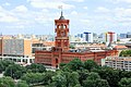 Rotes Rathaus, einst dicht umbaut – heute umgeben von DDR-Bauten und Freiflächen