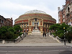 Royal Albert Hall menunjukkan South Steps terhadap Prince Consort Road