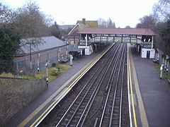Het station gezien uit het westen. (vanaf de blauwe brug op de foto links)
