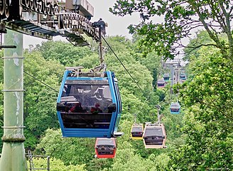 Skyride, une télécabine amovible de 10 places construite en 1987 et installée à Alton Towers au Royaume-Uni.