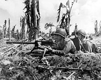 Three 美国海军陆战队 and their machine gun lay heavy fire on a 大日本帝国 狙擊手 nest (July 28, 1944).