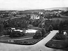 Utsikt mot Dronningparken og Incognito løkke bak Slottet, foto fra 1863–1883. Allerede på 1700-tallet lå et hus i skogen bak Bellevuehøyden som Slottsplatået het da. Foto: Ole Tobias Olsen/Oslo Museum