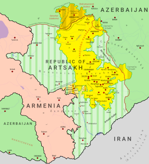 Mapo de Arcaĥa Respubliko kaj ĉirkaŭaj teritorioj. La areo ĉirkaŭita de ruĝaj limoj korespondas al teritorio reale kontrolita de la Respubliko de Arĉaĥo de 1994 ĝis 2020. Flavaj regionoj korespondas al la iama soveta Aŭtonoma Provinco de Montara Karabaĥo ('oblast' NKAO), kun flavaj striaj regionoj kontrolitaj de Azerbajĝano sed asertitaj de la Arcaĥa Respubliko. Verdstriaj regionoj korespondas al teritorioj ekster la eksa NKAO sub la regado de la arcaĥa respubliko ĝis la fino de la milito en Montara Karabĥo en 2020.