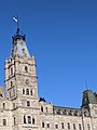 Drapeau du Québec en berne sur l'Assemblée nationale, le 13 mai 2020, en mémoire des victimes de la Covid-19