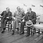 Mackenzie King, Franklin D. Roosevelt et Winston Churchill lors de la première conférence de Québec en août 1943.