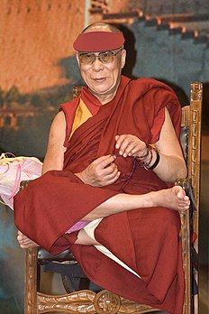 Le 14e dalaï-lama lors de sa visite au monastère bouddhiste de Milan (Italie), en 2007. (définition réelle 1 333 × 2 000)