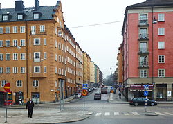 Erstagatan sedd mot norr (t.v.) respektive syd från Folkungagatan, februari 2014.