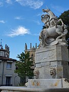 Fontaine dite des Licornes, commémorative de la bataille de Clostercamp, place de la Canourgue. À l'arrière plan, les tours de la cathédrale Saint-Pierre.
