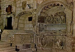 El sepulcro de Doña Sancha entre otros (medievales) de la Colegiata de Covarrubias.