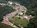 Luchtfoto (2017) van kasteel en dorp Hardenburg, ten westen van Bad Dürkheim