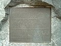 Monument, Schrifttafel mit deutschsprachiger Beschreibung